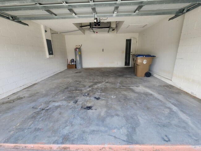 Building Photo - 4/2 Contemporary Style house