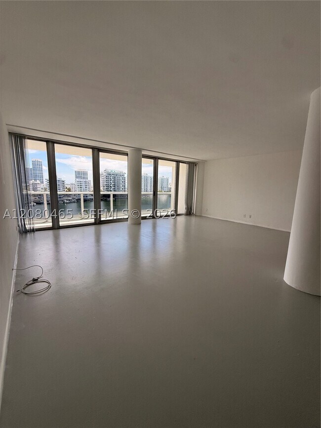 Building Photo - 900 Bay Dr E