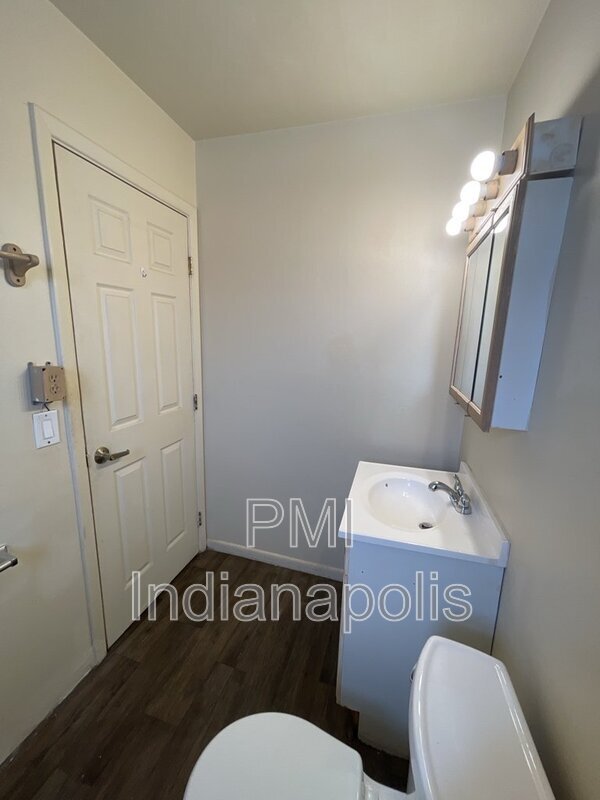 Building Photo - 122 W William Dr