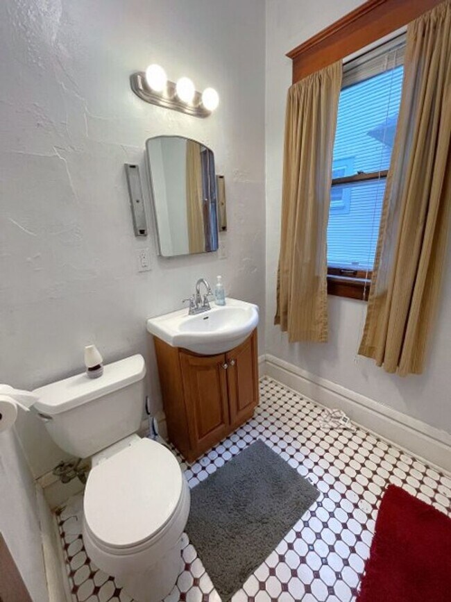Building Photo - 12 Lathrop St