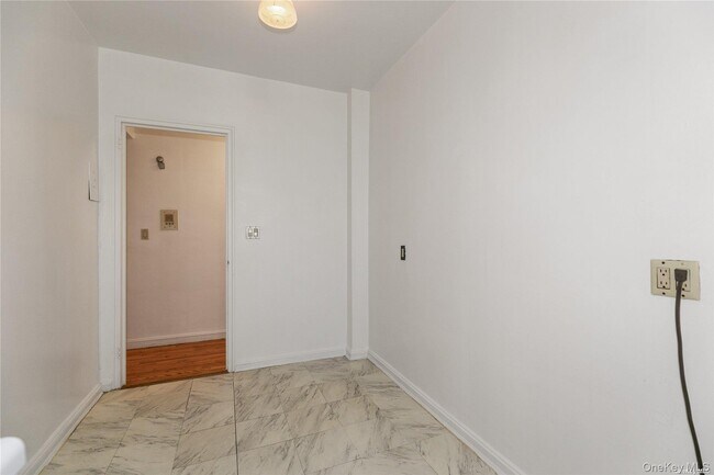 Building Photo - 150 S Middle Neck Rd