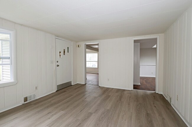 Building Photo - 121 Westport Rd