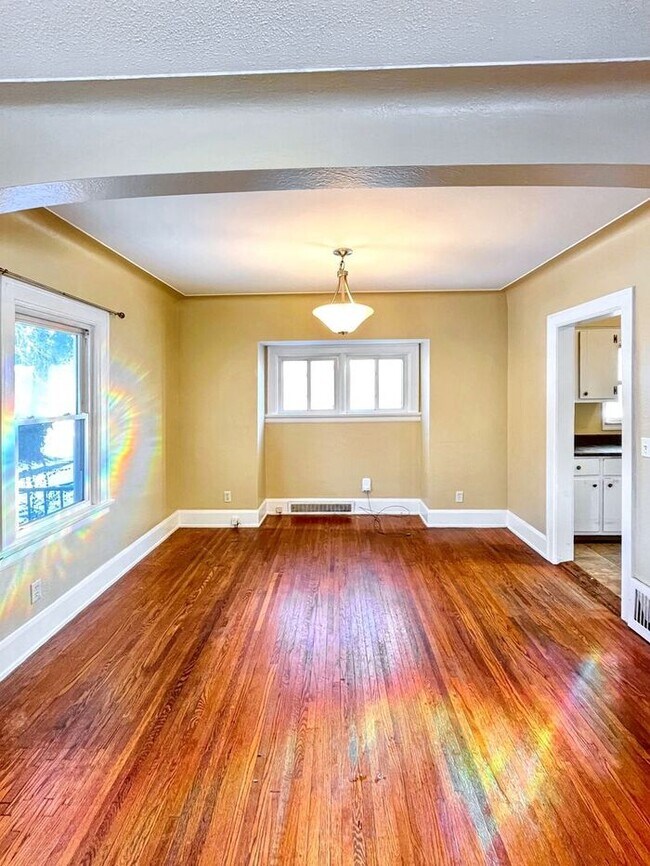 Building Photo - Charming 3-Bedroom Home / Pet-Friendly / V...