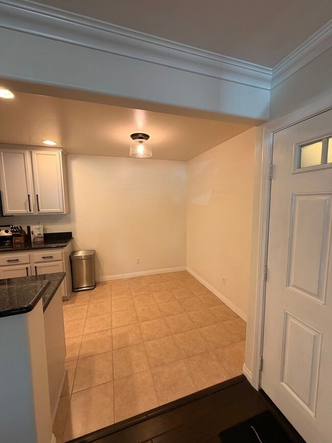Building Photo - Beautifully Updated 2 bd 2 ba Crown Point Condo