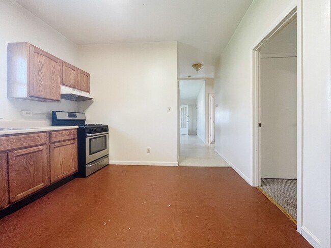 Building Photo - Coming Soon in Muncie! 3 Bed / 1 Bath House — Pet Friendly! Washer & Dryer Hookups!