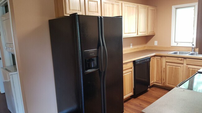 Building Photo - 216 Hemlock St N