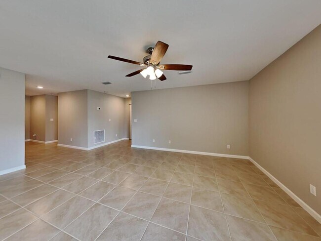 Building Photo - 242 SW Oakridge Dr