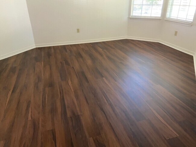 Building Photo - Stylish 2 Bed, 2 Bath Condo with New Vinyl Plank Flooring | Live the Resort Lifestyle at Bermuda ...