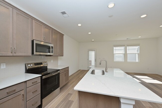 Building Photo - FREE TV!!