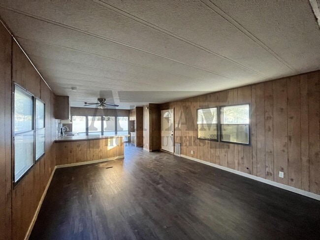 Building Photo - Spacious 2-bedroom, 1-bathroom home!