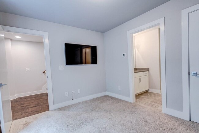 Building Photo - 728 Taylor Ct