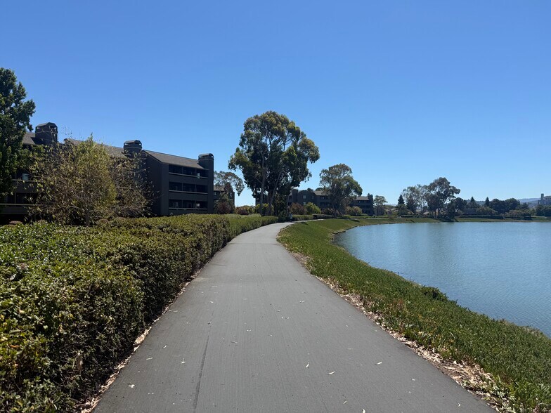 Steps from the waters edge and walk / bike path - 815 Sea Spray Ln