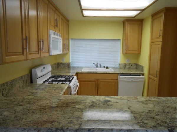 Building Photo - Beautiful remodeled 1 Bed one Bath in  Nor...