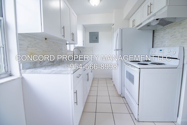 Building Photo - 2 Bedroom, 1.5 Bathroom Apartment with Poo...