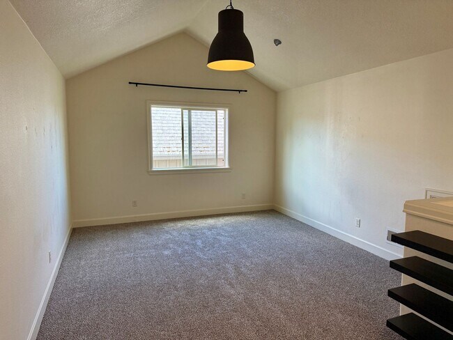 Building Photo - Custom Built Home-Bethany Village Delight