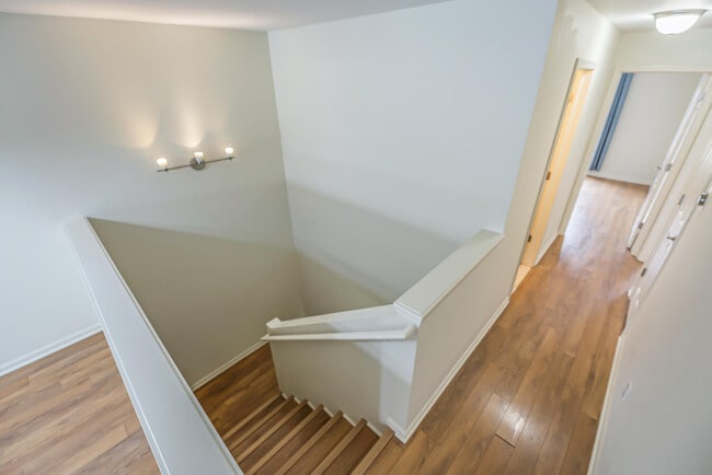 Building Photo - 120 W Oakbrook Dr