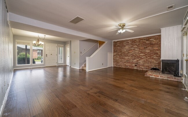 Building Photo - Cute, Spacious 3 BD Townhouse Near UNC and I-40!