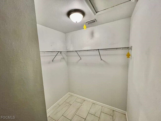 Building Photo - 2912 SE Santa Barbara Pl