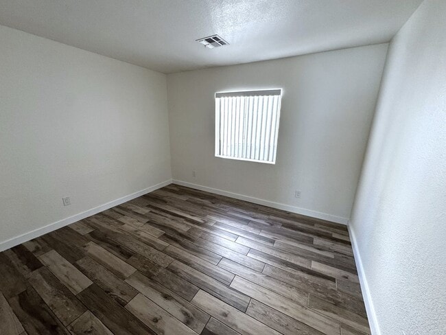 Building Photo - Beautiful Remodeled 3 bed, 2 bath home in convenient El Mirage neighborhood!