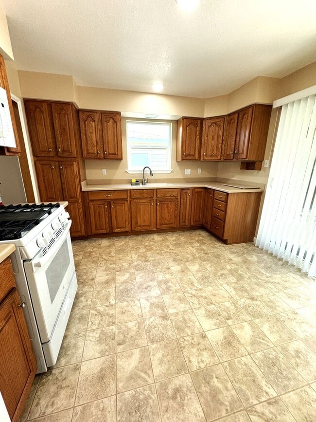 Building Photo - 3-Bedroom Home with Spacious Backyard Available to move in April 1