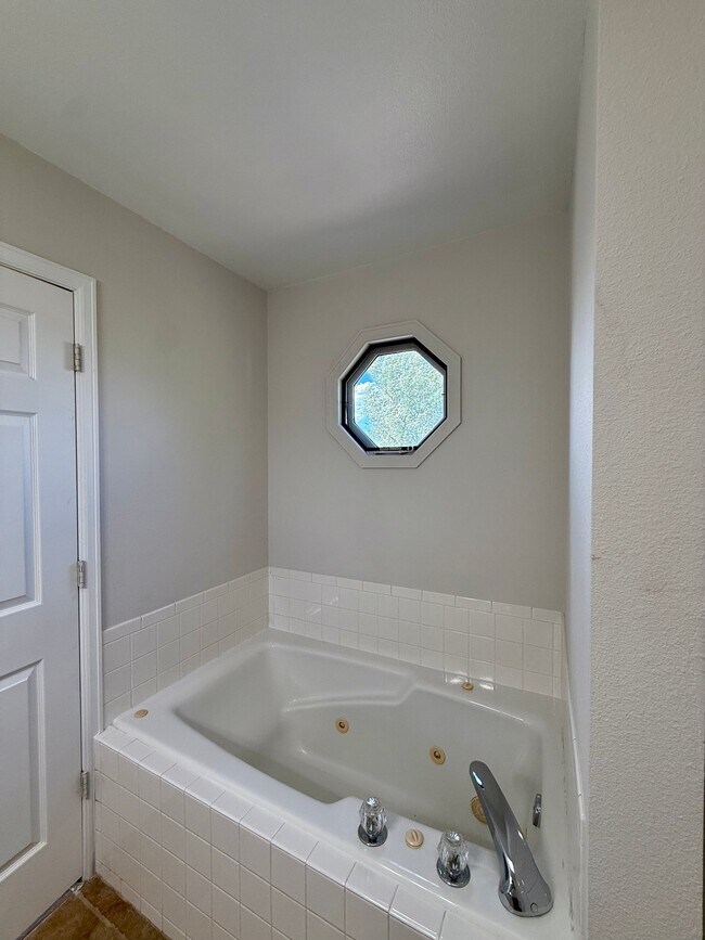 Building Photo - 411 Ruby Dr