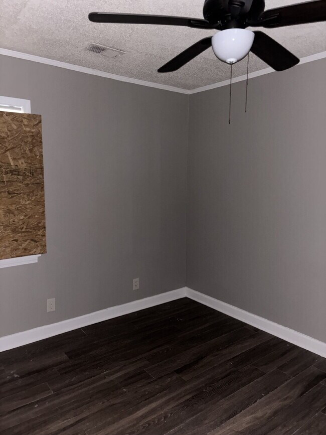 Building Photo - "3-Bedroom Gem on East Frank Avenue"