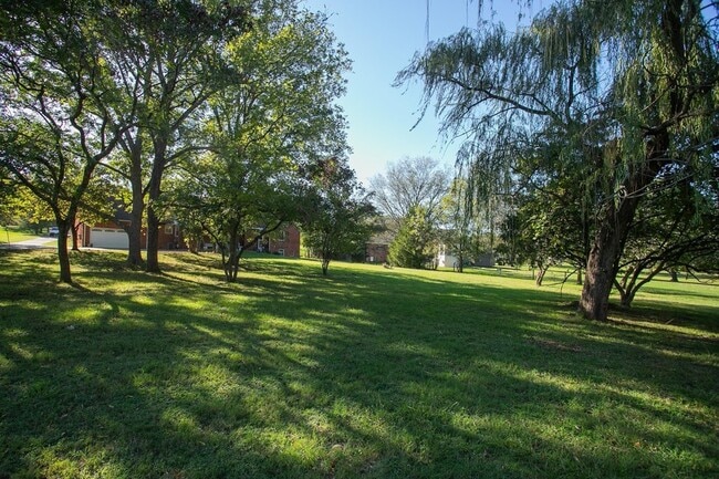 Building Photo - 2425 Mansker Dr