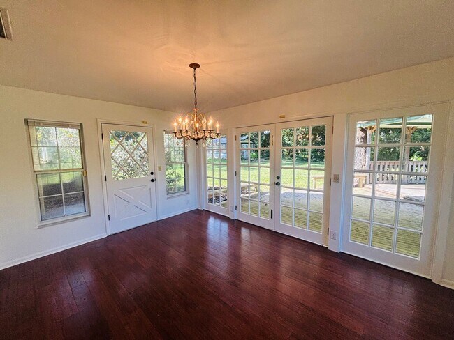 Building Photo - Forest of Golden Hills 3/2/2 ***Hidden Gem***