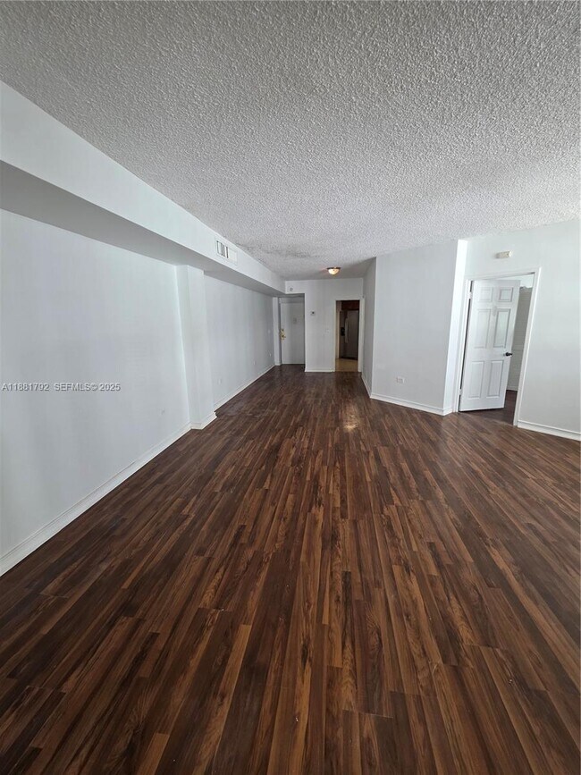 Building Photo - 905 Brickell Bay Dr