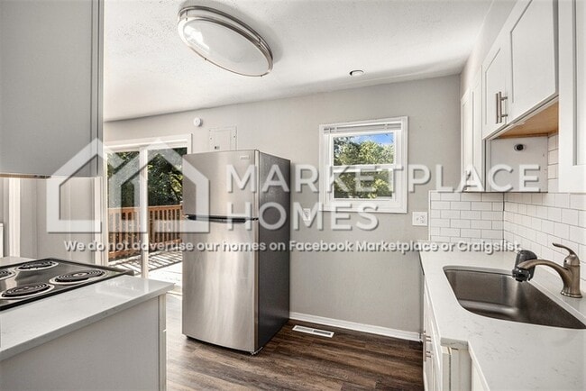 Building Photo - 4528 N Forest Ave
