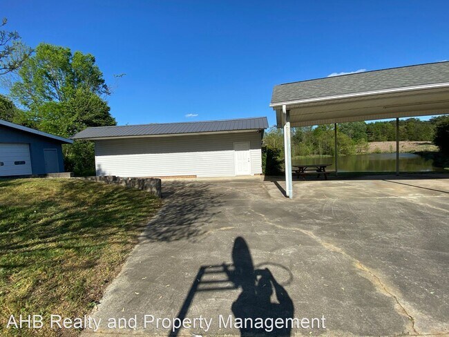 Building Photo - 3 br, 1.5 bath House - 407 Roma Rd.