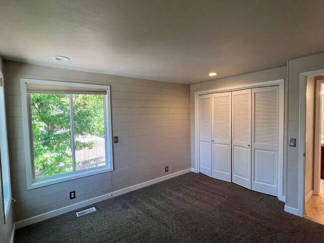 Building Photo - Fantastic 4 bed 3 bath home in the Highlan...