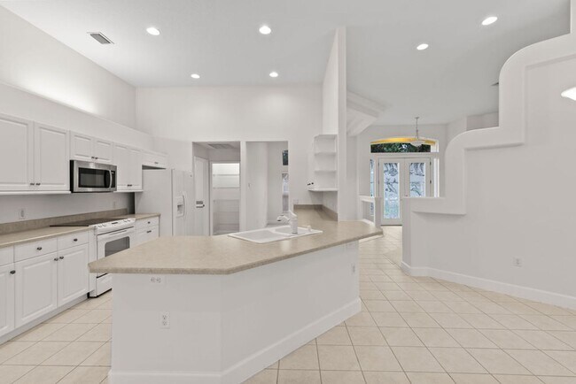 Building Photo - Beautiful Breakaway Trails Pool Home