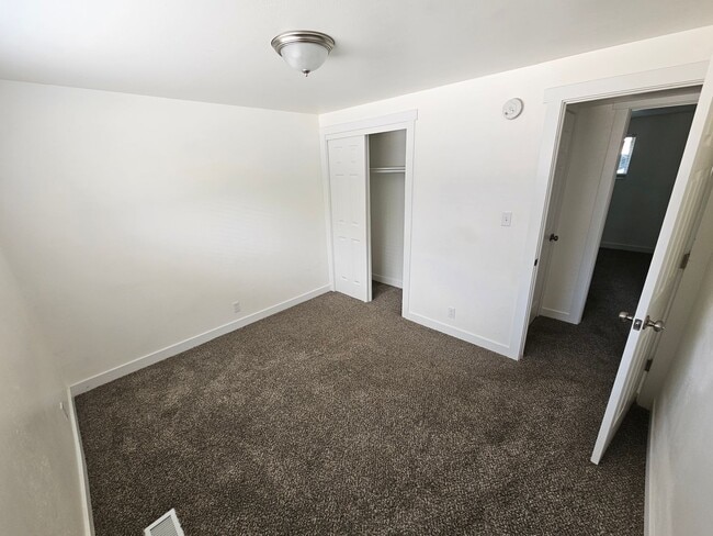 Building Photo - 580 S 470 E