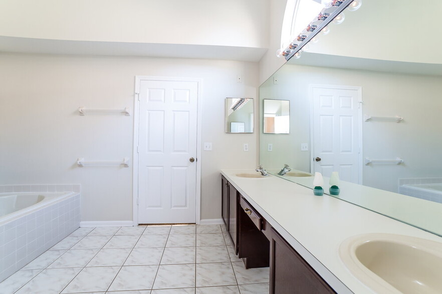 Building Photo - 354 Hanging Moss Cir