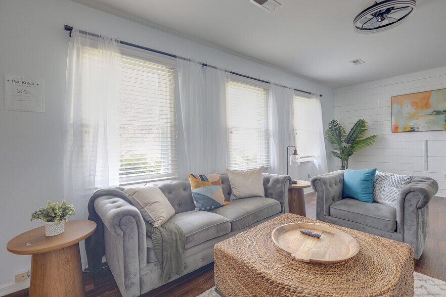 Building Photo - 302 Lampros Ct