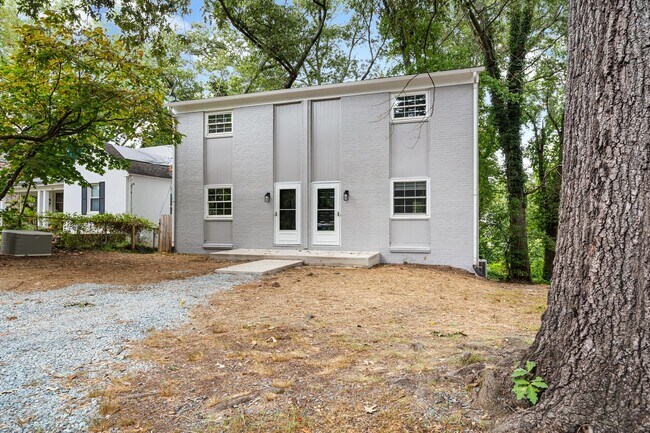 Building Photo - Newly Renovated 2 Bedroom, 1 Bath Duplex within walking Distance to UVA!