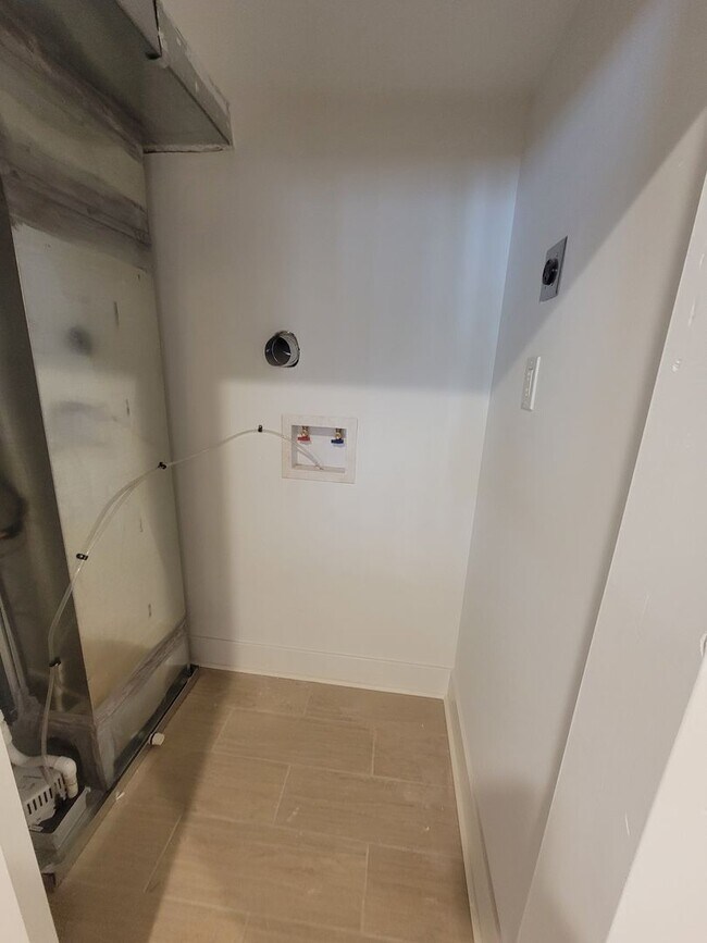 Building Photo - Fully beautiful rehab 4 bed 2.5 bath secti...
