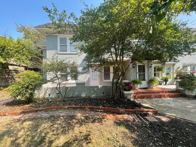 Building Photo - Charming 2/1 Downstairs Apartment Unit w/ ...