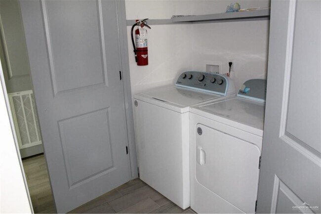 Building Photo - 8 Ozark Ave