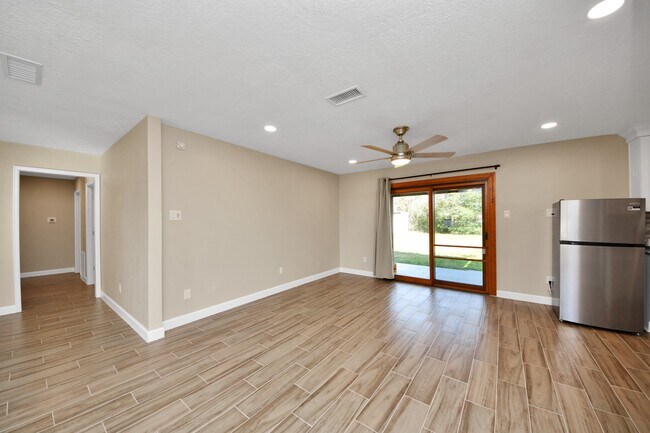 Building Photo - 1103 Pine St