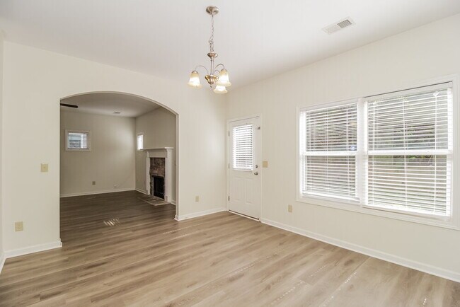 Building Photo - 25 Oakbrook Dr