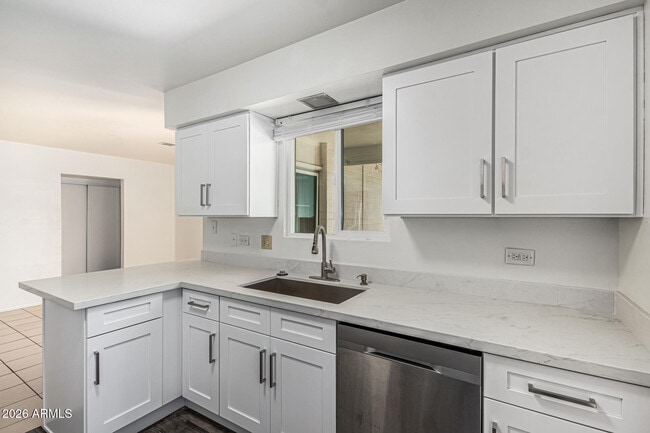 Building Photo - 1213 E Riviera Dr