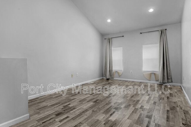 Building Photo - 106 S Regester St