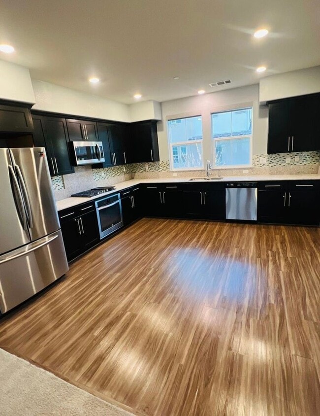 Building Photo - Lovley Blue 3 Bedroom Condo!