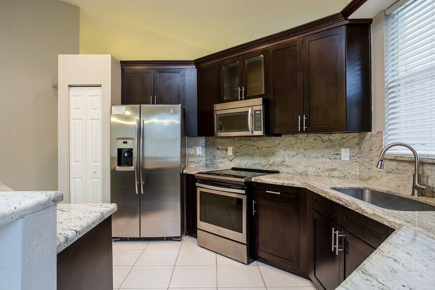 Building Photo - 10316 NW 53rd Ct