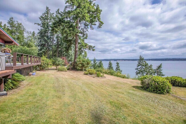 Building Photo - Gorgeous Langley Home With Water View and ...