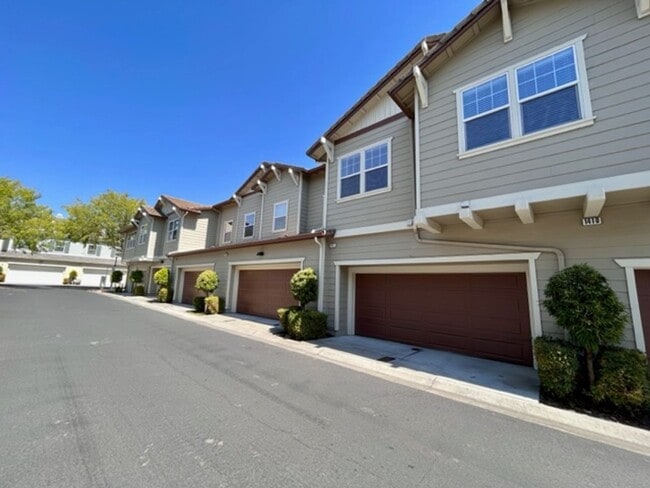 Building Photo - Beautiful 3BD/3BA, Two-Story Corner Unit C...