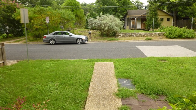 Building Photo - Fantastic cottage in SoCo