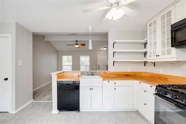 Building Photo - 8700 Soho Dr